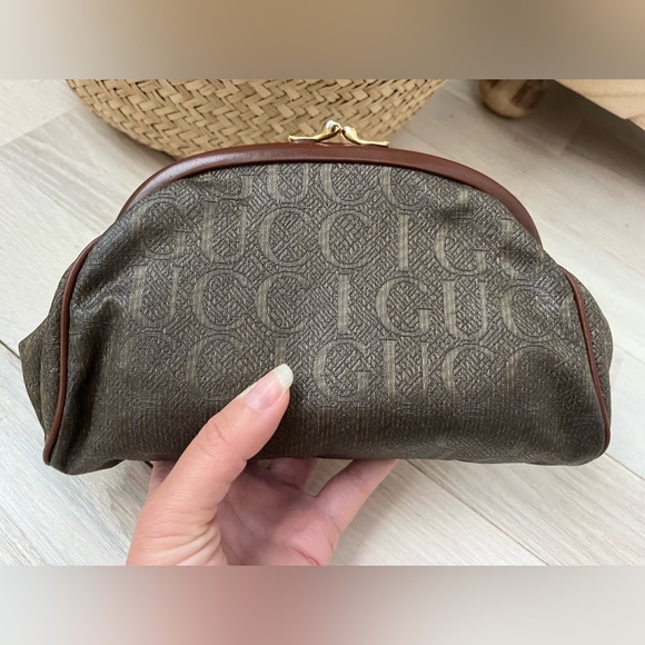 Vintage Gucci Clutch with rare monogram and kiss lock - Picture 9 of 17